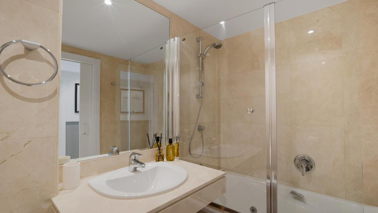 Beach-Line Apartment With 3 Bedrooms In Estepona Exterior photo
